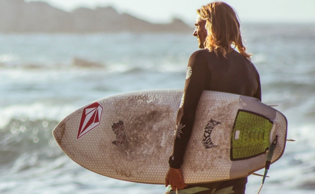 vassilis-missa-surfer